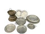 beaucoup d'assiettes et de casseroles en argent sur la table