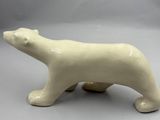 figurine d'ours polaire en céramique de couleur crème sur fond blanc