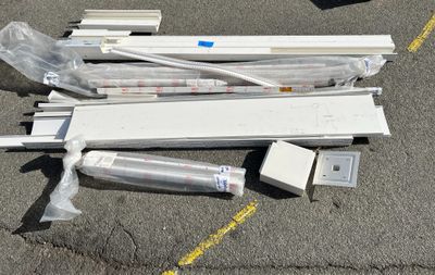 beaucoup d'objets éparpillés par terre sur le parking