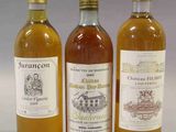 trois bouteilles de vin posées l'une à côté de l'autre sur une table