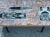 une table sur laquelle est posé un objet d'art