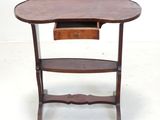 l'image d'une table en bois surmontée d'un tiroir