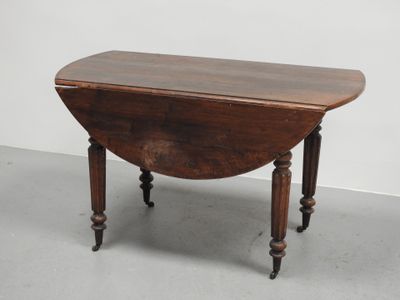 une vieille table en bois aux pieds tournés et au plateau rabattable