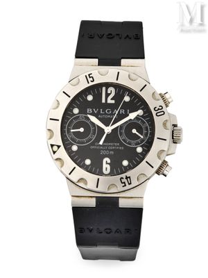 gros plan d'une montre sur fond blanc