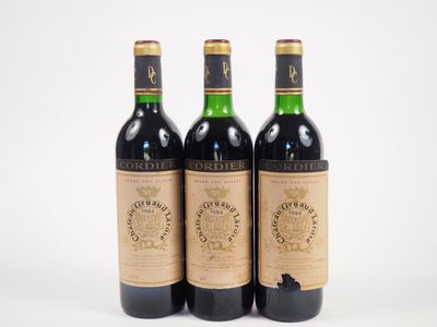 trois bouteilles de vin rouge posées sur une surface blanche