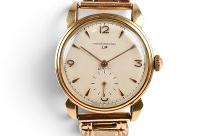 une image d'un gros plan d'une montre-bracelet sur une surface blanche