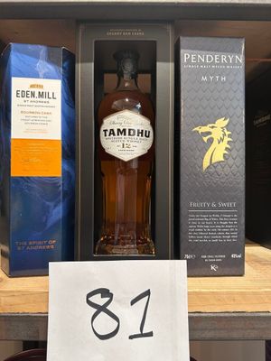 une bouteille de whisky posée sur une étagère, avec une étiquette de prix