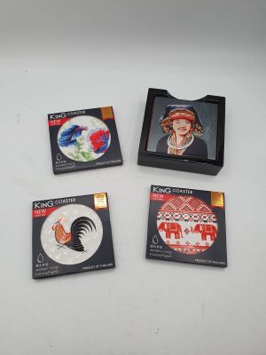 trois sous-verres sur lesquels figurent l'image d'une femme et d'un coq