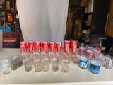 beaucoup de sodas et de verres sur le comptoir