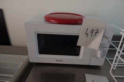 un micro-ondes sur lequel est apposée une étiquette de prix