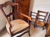 une chaise placée à côté d'une horloge de parquet dans une pièce