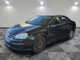 la photo d'une voiture noire garée dans un garage