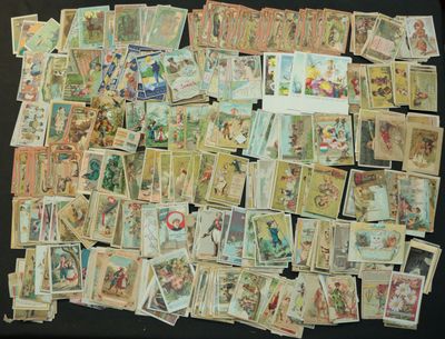 beaucoup de vieilles cartes à jouer sur la table