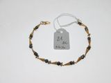 gros plan d'un bracelet sur une surface blanche avec une étiquette de prix