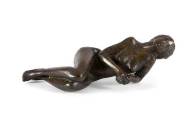 une image représentant une figurine en bronze d'une femme allongée sur le ventre
