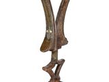 une sculpture en bois représentant deux cornes, posée sur un socle noir