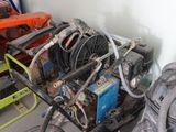 une photo d'une pièce où l'on voit tout un tas d'outils par terre