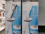 deux cartons d'eau sur l'étagère du magasin