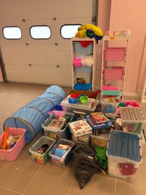 une pile de jouets et d'autres objets sur le sol