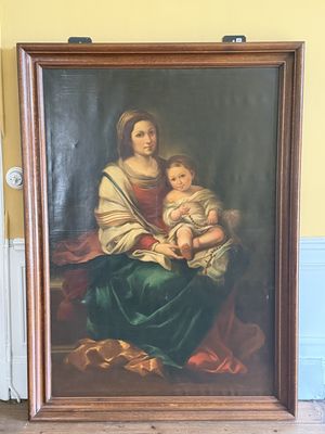 une peinture représentant une femme tenant un enfant sur ses genoux