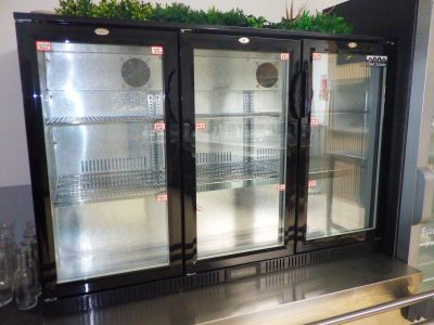 trois portes vitrées ouvertes donnant sur un comptoir