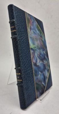 un vieux livre à la couverture bleue, rehaussée de dorures, sur un fond blanc
