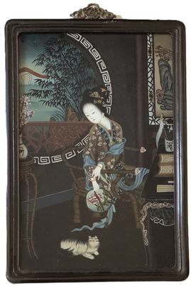 tableau représentant une femme vêtue d'un kimono tenant un chat dans ses bras