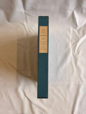 un livre bleu posé sur un drap blanc