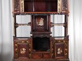 une armoire en bois surmontée d'un miroir