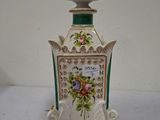 un vase vert et blanc orné de fleurs