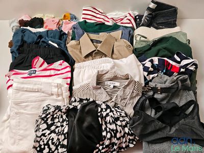 une pile de vêtements posée sur une table blanche
