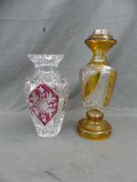 2 vases en verre moulé pressé et teinté dont un monté en lam…