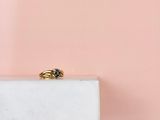 une image représentant une bague en or posée sur un bloc de marbre