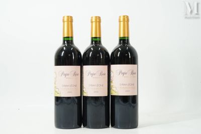 trois bouteilles de vin posées sur une table blanche