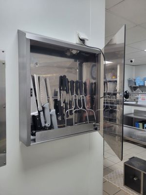 une image d'une cuisine commerciale avec des appareils en acier inoxydable