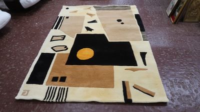 un tapis posé sur le sol du salon