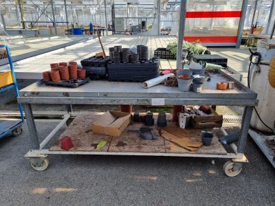 une table en métal sur laquelle sont posés des casseroles et d'autres objets