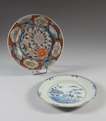 une paire d'assiettes en porcelaine de Chine et une assiette ornée d'un motif de fleurs et d'oiseaux