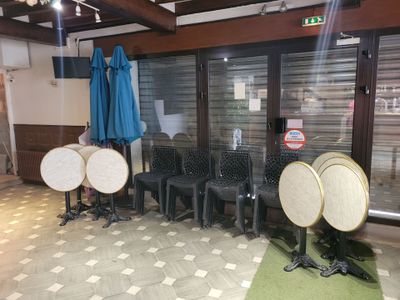 de nombreuses chaises et parasols dans une pièce dotée de nombreuses fenêtres