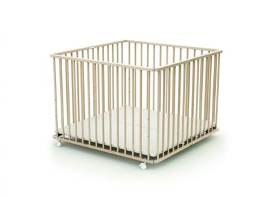 un petit lit de bébé avec un matelas blanc dedans