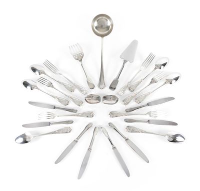 de nombreuses fourchettes et cuillères disposées en cercle