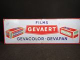 une vieille enseigne métallique faisant la promotion de Gevart, Gevacolor et Gevapan