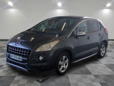 la photo d'une voiture noire garée dans un garage