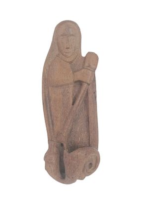 statue d'une femme tenant un bâton et un sac