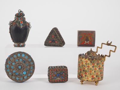 Six différentes boîtes à pilules en métal argenté ou doré et… - Photo 1