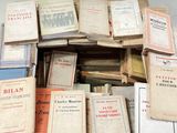 plusieurs livres empilés sur une table