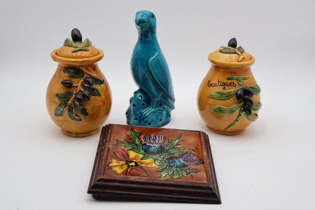Vallauris : deux pots à olives et un dessous de plat. Joint un pe...