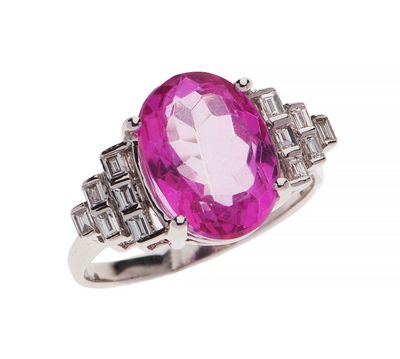 une bague en tourmaline rose et diamant