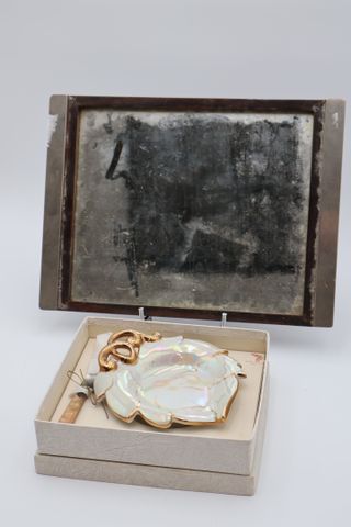 Plateau miroir métal chromé et acajou vers 1930 et coffret servic...