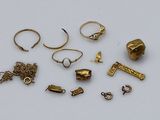 de nombreuses bagues en or et d'autres bijoux posés sur une table
